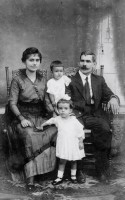 /album/fotogaleria/lucia-con-su-marido-y-sus-hijos-gela-y-oscar-en-cuba-jpg/